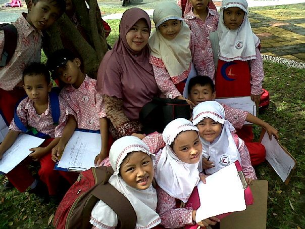 Bu Nina Mahanani bersama peserta didik kelas 1